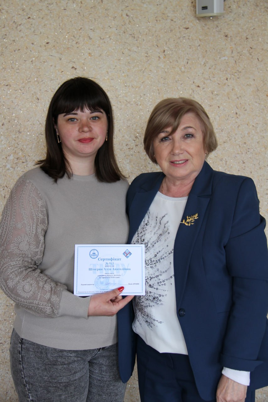 Pratsivnytsia u sferi osvity Alla Shtohryn iz otrymanym sertyfikatom